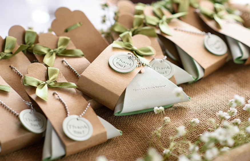 customary for couples to give out wedding favours?